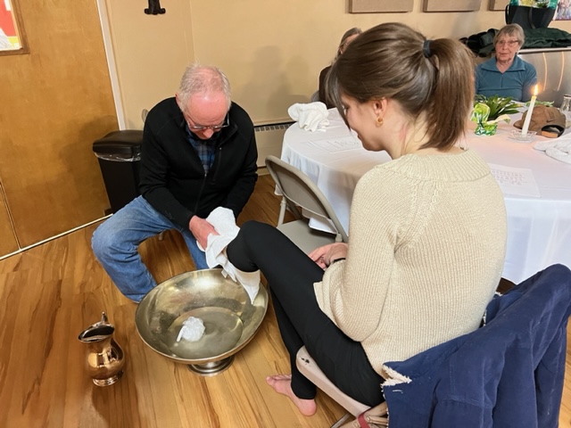 Foot washing on Maundy Thursday, first service of the Triduum 